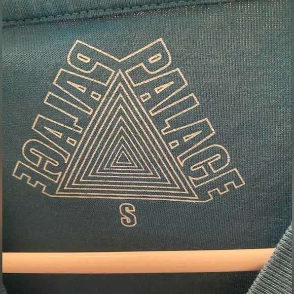 PALACE Blue Tee with Geometric Design - Picture 3 of 4